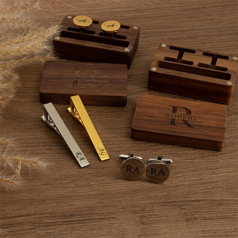 パーソナライズされた花婿の付添人カフス タイクリップセット  - Tie Bar Clip のレビューと価格